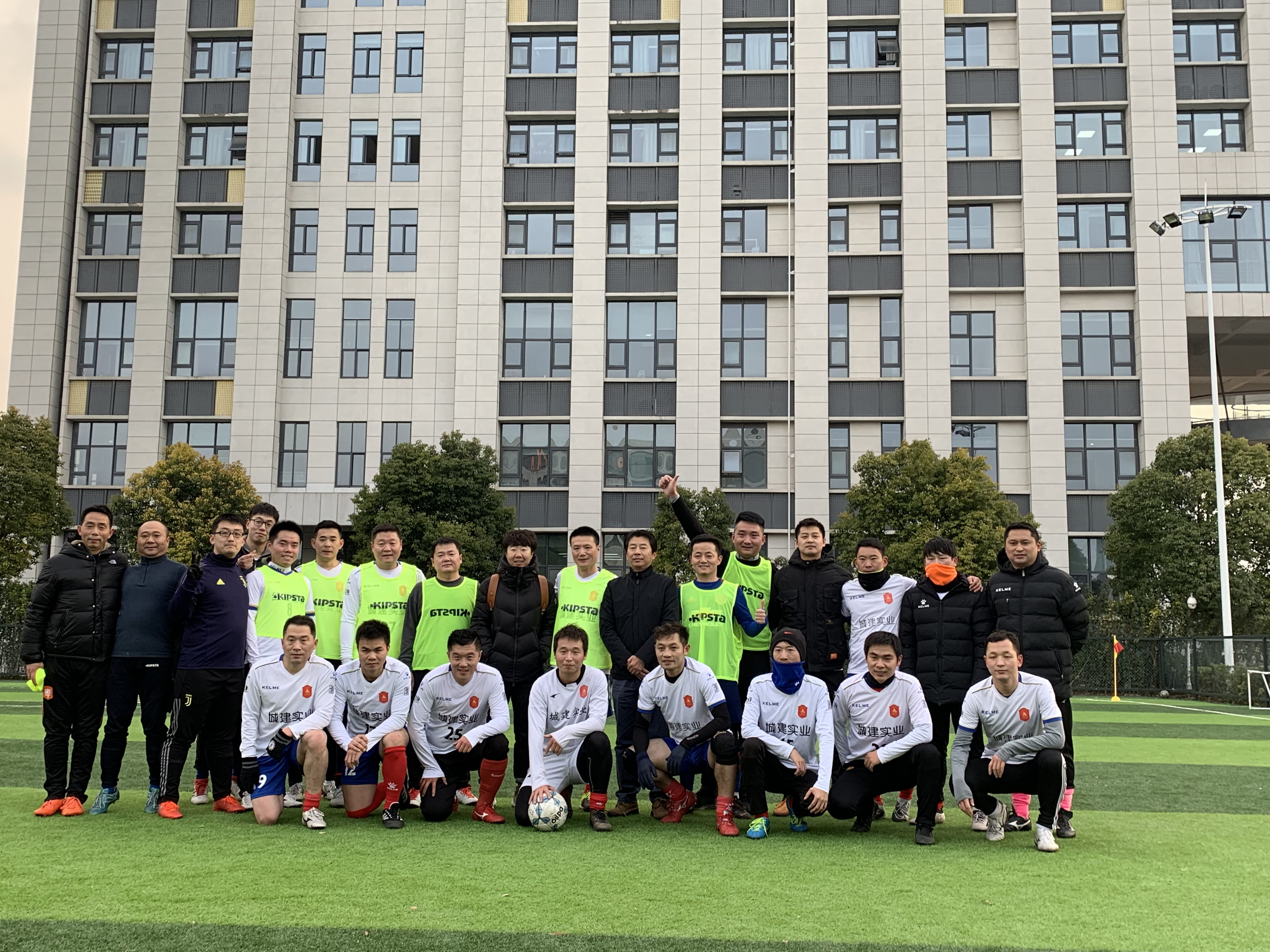 中國(guó)國(guó)家女子足球隊(duì)前隊(duì)長(zhǎng)畢妍帶領(lǐng)北師大教工足球隊(duì)到訪我司.jpg